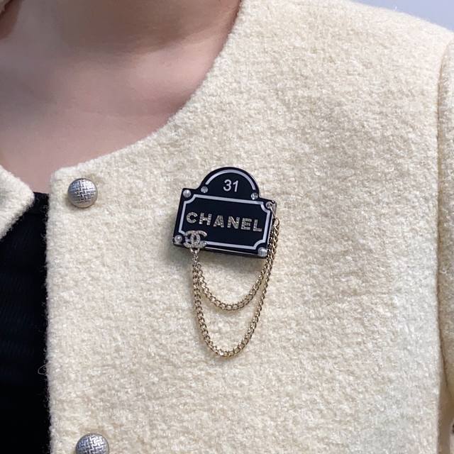 Chanel小香 最新款黑色雕刻双c字母镶钻31数字链条流苏香奈儿胸针 是最懂女人的饰物 那些倾注了全部心血去做自己的女人 往往更珍惜胸针的意义 香奈儿女士把胸